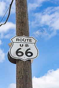 66中大促美国 66 号公路公路标志在美国 66 号公路电线杆上 中的一个背景