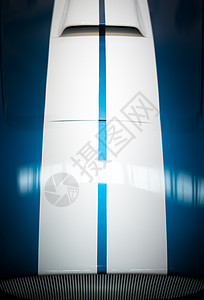蓝色和白色的经典汽车白条纹蓝帽引擎盖速度运输涡轮力量通风教练机器高架乡愁图片