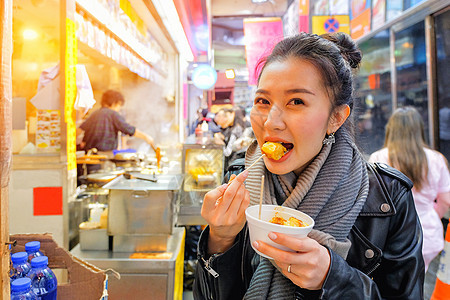 亚裔年轻女性模式 吃中国蒸汽垃圾袋异国美食城市摊位面糊市场旅行厨房猪肉店铺图片