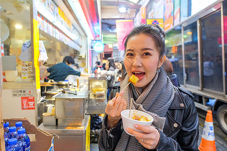 亚裔年轻女性模式 吃中国蒸汽垃圾袋食物面糊油炸女士店铺熟食摊位厨房乌贼异国图片
