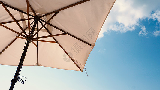 白布彩色纹理海滩伞阳伞耀斑地平线阳光旅行蓝色木头场景风景白色图片