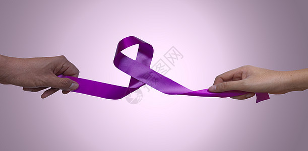 女性手和男性手拉着粉色丝带 表达在粉色背景中孤立的乳腺癌意识日概念 选择焦点丝带活动女士乳腺癌药品插图疾病斗争机构保健紫色图片