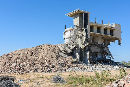 被摧毁的非法建造旅馆建筑群的建筑物 已毁坏工作框架建筑钢筋房地产混凝土高层建筑沿海首都住宅图片