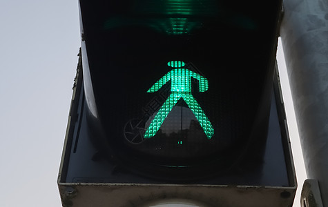 行人和自行车的绿灯和红色交通灯车道蓝色绿色塑料信号街道天空城市控制警告图片