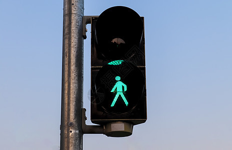 行人和自行车的绿灯和红色交通灯信号街道天空绿色黄色城市红绿灯控制车道警告图片