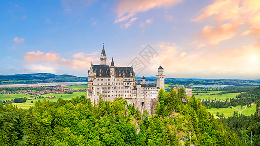德国巴伐利亚西南部世界著名的纽施万斯坦城堡旅行高山风景建筑学国王日落历史性全景地标吸引力图片