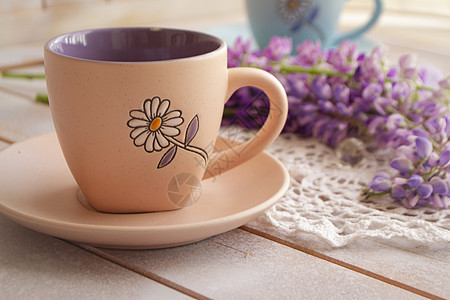 黑咖啡和粉红色紫色葡萄花 长干胡椒 Aroma和早安概念 生命观图片