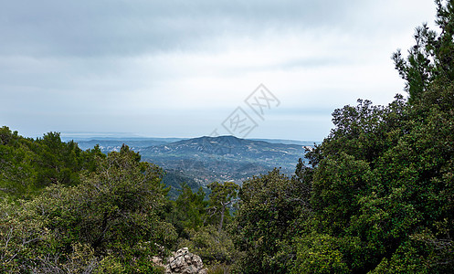 塞浦路斯岛的地貌景观高地天空风景山脉蓝色木头晴天树木海洋场景图片