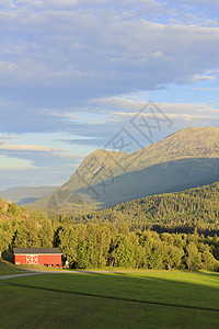 挪威人 红农场 在挪威布斯克鲁德的赫姆塞达(Hemsedal)乡下图片