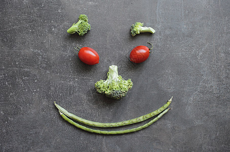 新鲜蔬菜樱桃西红柿花椰菜和绿豆的微笑笑脸创造力快乐符号红柿食物饮食乐趣幽默艺术背景图片