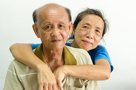 年长的亚洲妇女和男子彼此相爱图片