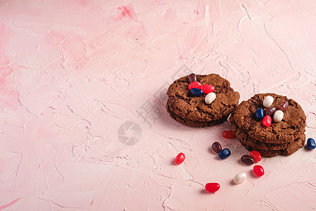 自制燕麦巧克力饼干堆和谷物及多汁果冻豆糖果营养豆子小麦饮食巧克力饼干麦片食物糕点图片