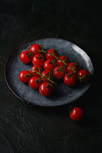 樱桃盘子樱桃番茄枝 新鲜成熟的灰盘有机蔬菜营养绿色食物创造力饮食美食红色黑色盘子蓝色背景