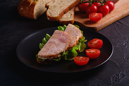 配火鸡肉 绿色沙拉和新鲜樱桃西红柿的三明治食物沙拉面包饮食蔬菜宏观午餐美食盘子烹饪图片