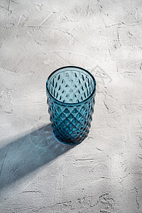 蓝色玻璃几何杯 有多彩的影子光线杯子阴影石头反射阳光钻石日光酒吧水晶饮料图片
