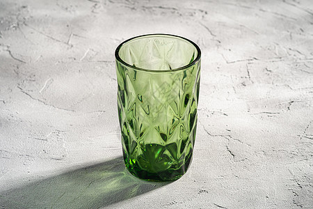 绿色玻璃几何杯 带有多彩的影子光线日光阴影酒吧折射石头静物反射饮料阳光教育图片