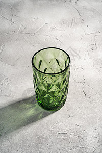 绿色玻璃几何杯 带有多彩的影子光线奢华阳光射线折射水晶钻石自然光杯子石头酒吧图片