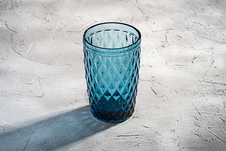 蓝色玻璃几何杯 有多彩的影子光线教育饮料阴影杯子酒吧奢华石头射线反射自然光图片