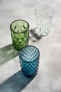 三个蓝色 绿色和透明颜色的玻璃几何杯反射自然光教育折射阴影石头奢华水晶饮料钻石图片