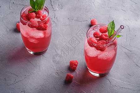 新鲜冰冷果汁饮料 夹薄荷 夏季草莓柠檬水浆果食物覆盆子石头茶点吸管液体水果蜜饯叶子图片