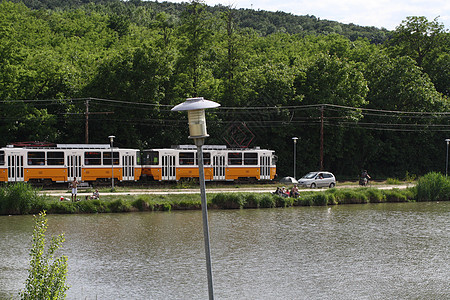 下午在布达佩斯的 电车和布塔福克山脉图片