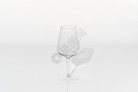 白底红酒的空葡萄酒杯玻璃工作室饮料派对器皿杯子水晶奢华庆典高脚杯图片