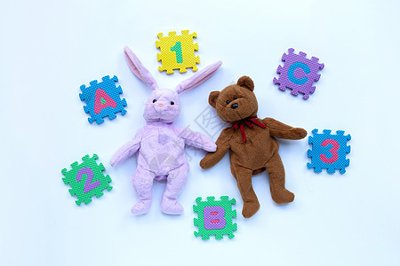 兔子玩具和泰迪熊带有英文字母拼图和数字教育男生立方体婴儿蓝色积木乐趣童年孩子们塑料图片