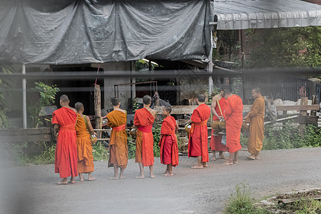 橘袍的和尚收集食物捐赠 帕克塞 老挝图片
