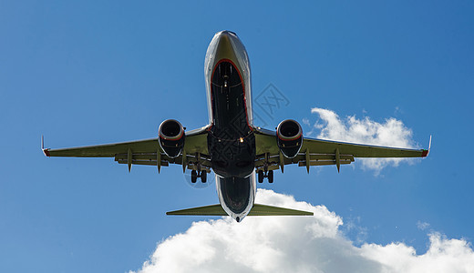 天空中的飞机乘客跑道飞机场运输日出旅游航班技术航空货物图片