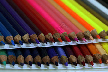显示一组彩色铅笔用于绘图背景图片