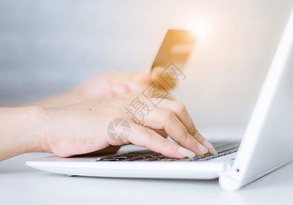 手持信用卡 在键盘在线网上购物在大腿上信用技术购物数据手机笔记本电子商务男人商业安全图片