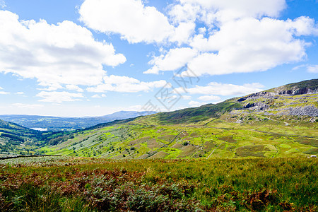 Kirkstone 十字路口从山谷后向温德米尔戏剧性天空风景旅游湖区沼泽地旅行车道斗争图片