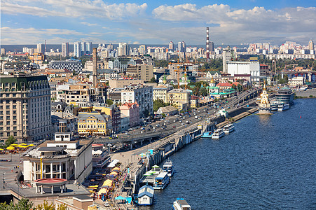 基辅(Kyiv)的夏季风景与旧Podol区的Dnipro堤岸 码头和游艇图片