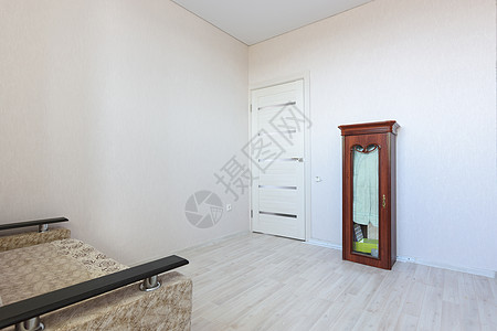 一间家具很差的小小卧室的内置面积很小图片