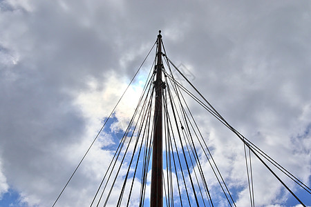 海上帆船乘帆船在蓝天对着一些帆船上航行木头金属旅行码头历史运输海洋蓝色绳索游艇背景