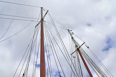 海上帆船乘帆船在蓝天对着一些帆船上航行船运甲板木头游艇蓝色海洋缆绳运输金属码头背景