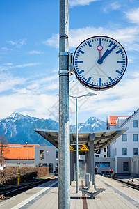 火车站的时钟旅行院子小时城市民众圆圈建筑金属测量乐器图片