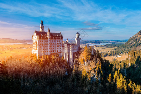 为K建造的世界著名的纽施万斯坦城堡的美丽景色地标森林天空蓝色堡垒旅游吸引力全景树木建筑学图片