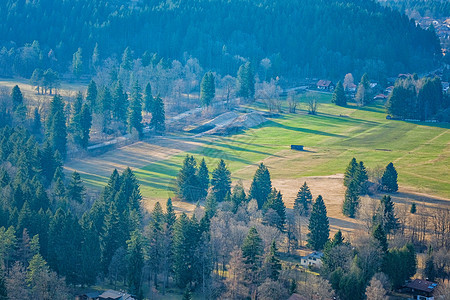 乡边 山区 绿草田和瑞典的住宅农村森林牧场旅游高山旅行村庄山脉全景场地图片