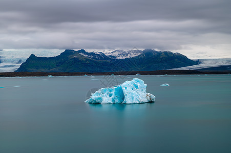 冰岛Jokulsarlon冰川湖边浮冰山图片