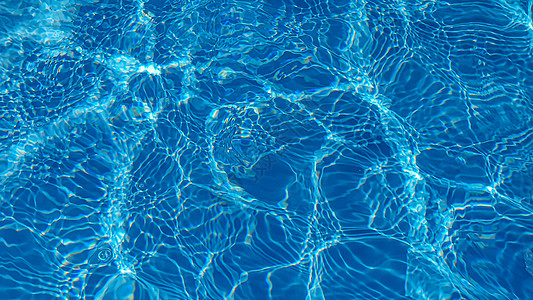 游泳池的水是蓝色的 通过太阳的光线渗入 有选择的重点 健康的生活方式 儿童节日假期游泳射线派对肌肉家庭酒店动画师职业反射图片
