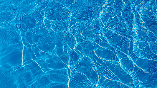 游泳池的水是蓝色的 通过太阳的光线渗入 有选择的重点 健康的生活方式 儿童节日假期家庭职业射线派对动画师酒店训练天空肌肉图片