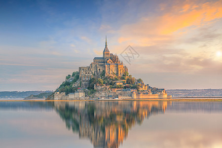 法国圣密歇尔山历史旅游城堡旅行遗产反射地标日落岩石历史性图片