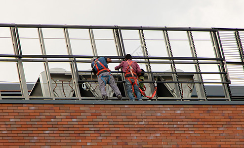 2019年7月14日 摩尔多瓦基希讷乌Chisinaau钻头金属工人房子登山者工业屋顶技术男人建筑图片