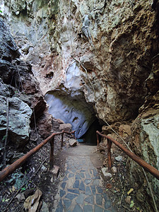 在Thaailand带扶手的洞穴入口垂直照片图片