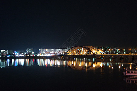 夜里看到一个美丽的桥景 在晚上的海水上过桥地标建筑海洋商业市中心场景风景景观建筑学港口图片