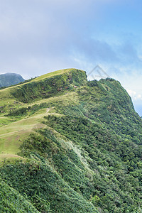 美丽的草原 川川谷 高林山的草原闲暇爬坡广告旅行天空顶峰国家晴天种植园地平线图片