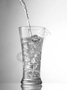 倒水流动茶点反射液体饮料食物白色气泡宏观玻璃图片