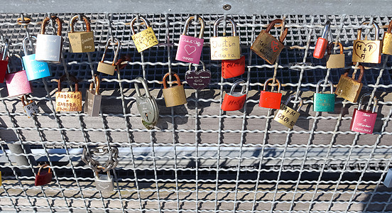 许多爱情锁挂在格玛海滨的码头上传统栅栏旅行海滩宣言友谊钥匙婚礼浪漫婚姻图片