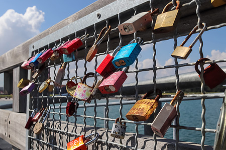 许多爱情锁挂在格玛海滨的码头上海滩雕刻栅栏友谊锁孔城市宣言恋人文化传统图片